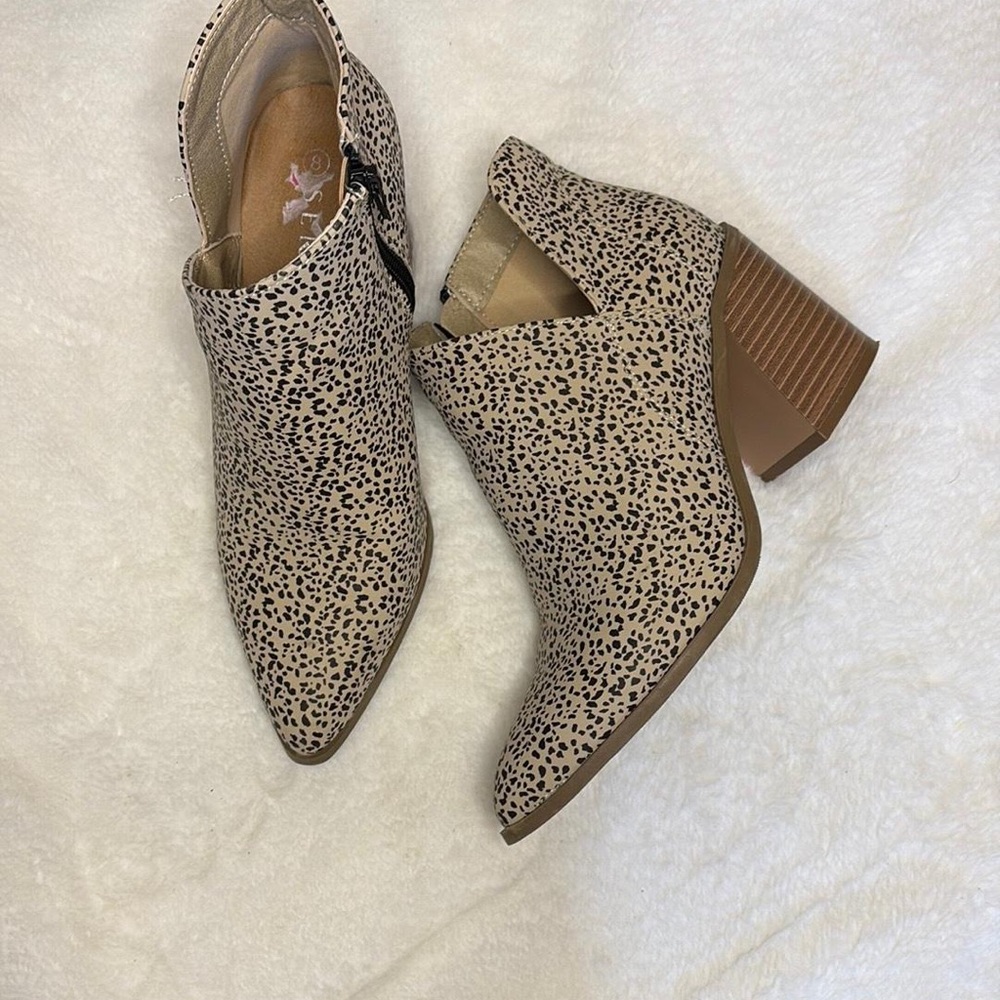 Serra Brown Ankle Boots with V-Cut Opening and Chunky Heel